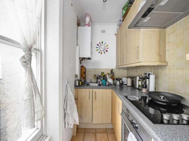 Flat for sale in Earl's Court, Greater London