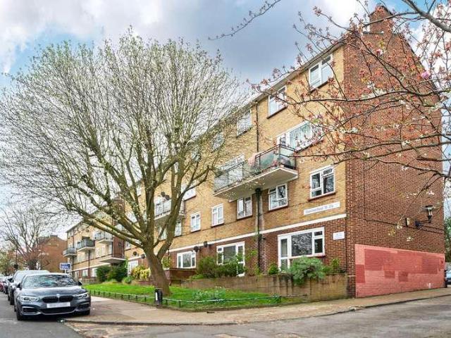 Flat for sale in London Borough of Lewisham, Forest Hill