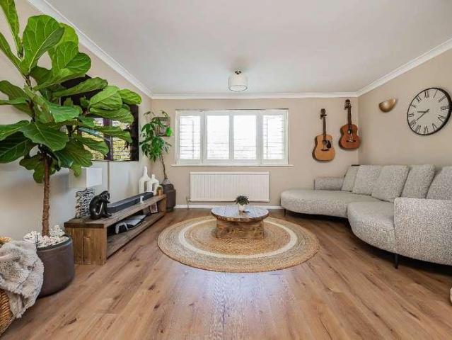 Flat for sale in Whitton, Greater London
