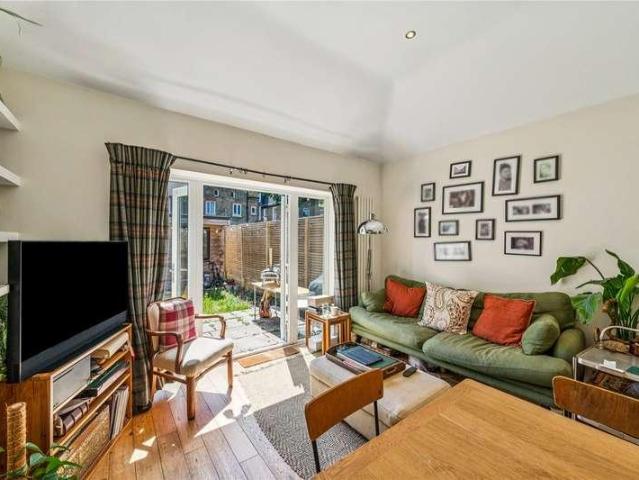 Flat for sale in Earlsfield, Greater London