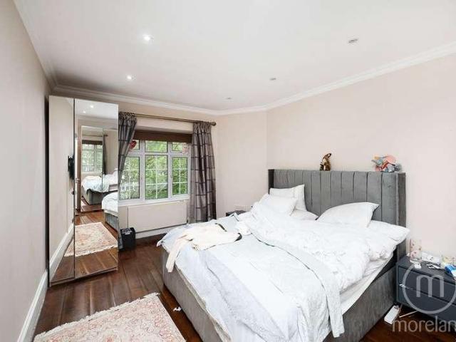 Flat for sale in Golders Green, Greater London