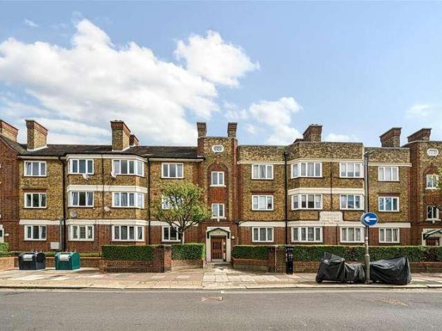 Flat for sale in Summerstown, Greater London