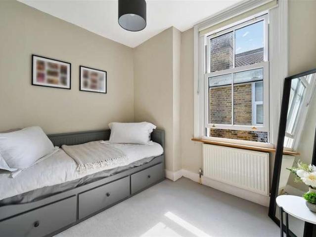 Flat for sale in London Borough of Merton, Collier's Wood