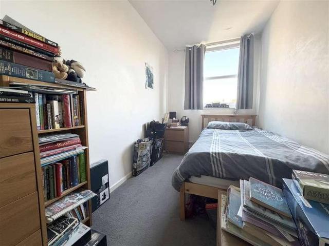 Flat for sale in Norbiton, Greater London
