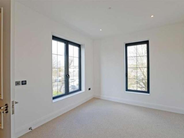 Flat for sale in Chingford, Greater London