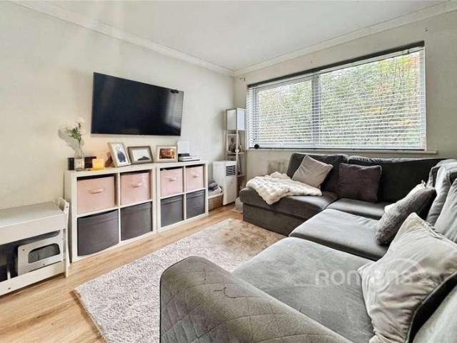 Flat for sale in Little Sandhurst