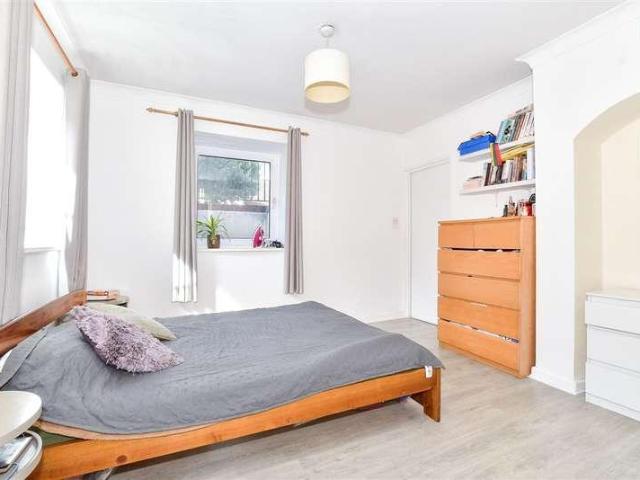 Flat for sale in Midway, Kent