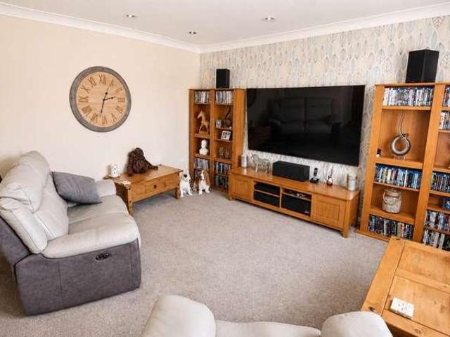 Flat for sale in Hatfield, Fretherne