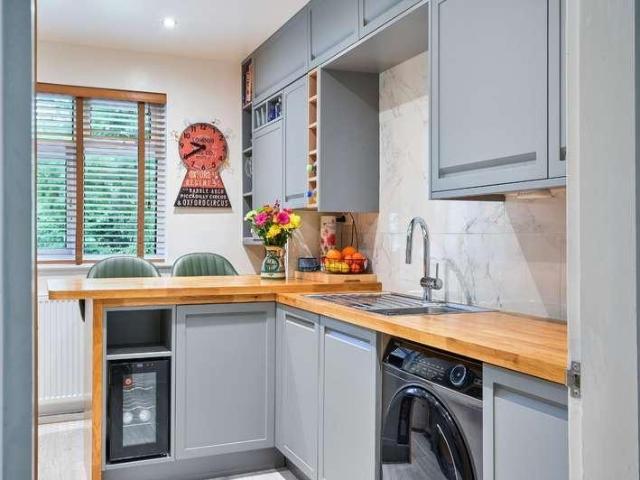 Flat for sale in Stoneleigh, Ewell