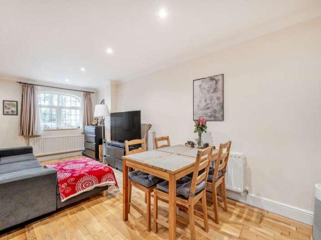 Flat for sale in Woking, Surrey