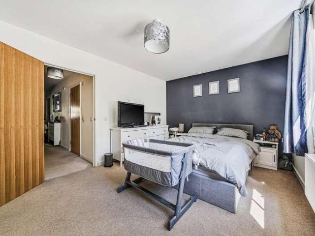 Flat for sale in Milford, Fole