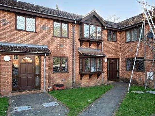 Flat for sale in Heol-las, Surrey