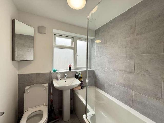 Flat for sale in London Borough of Hounslow, Greater London