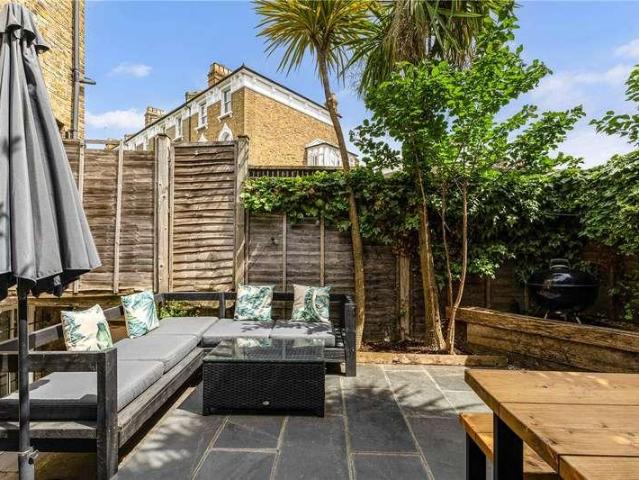 Flat for sale in Clapham, Greater London