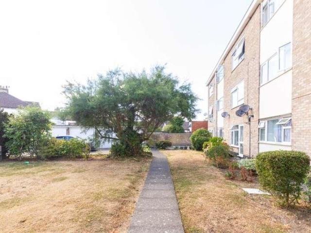 Flat for sale in Alton Barnes, Essex