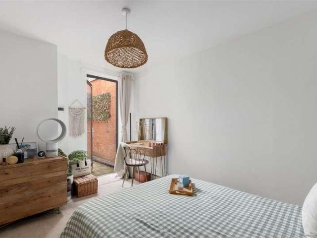 Flat for sale in London Borough of Merton, Merton Park