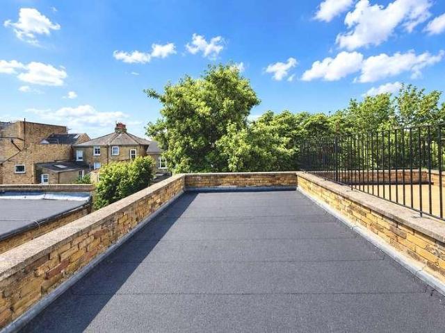 Flat for sale in Balham, Greater London