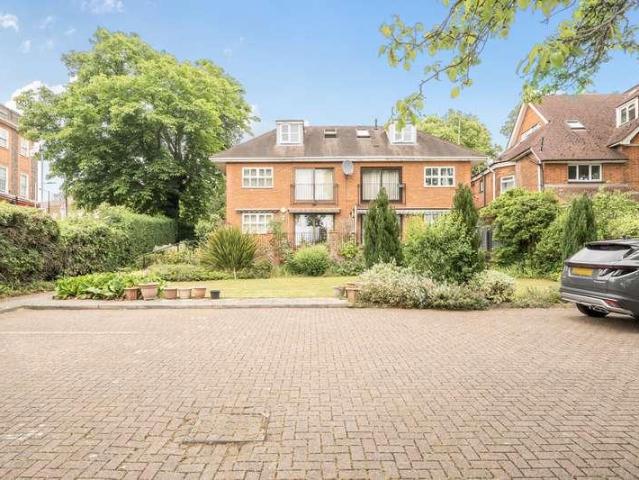 Flat for sale in Northwood, Greater London