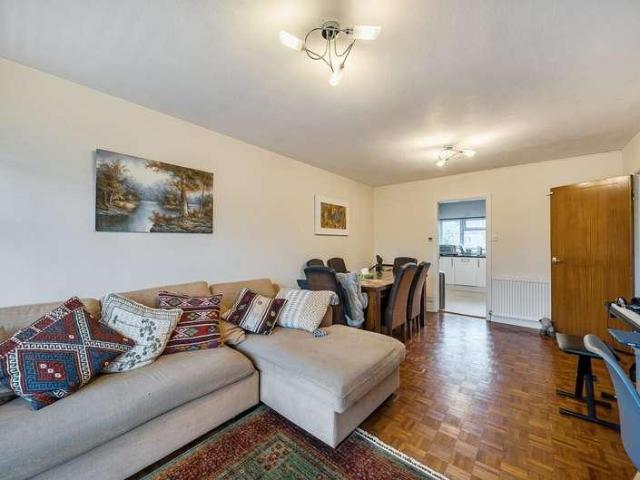Flat for sale in Little Stanmore, Greater London