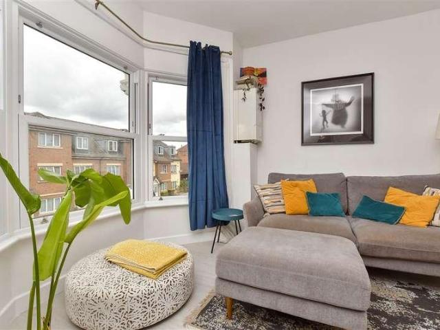 Flat for sale in London Borough of Croydon, Waddon
