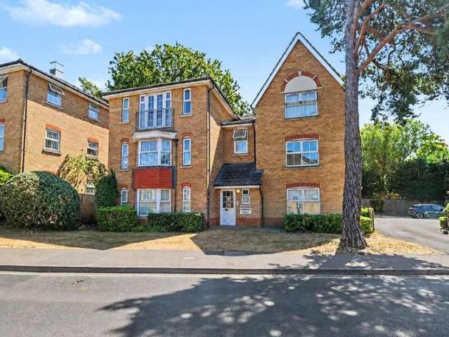 Flat for sale in Horsell, Woking