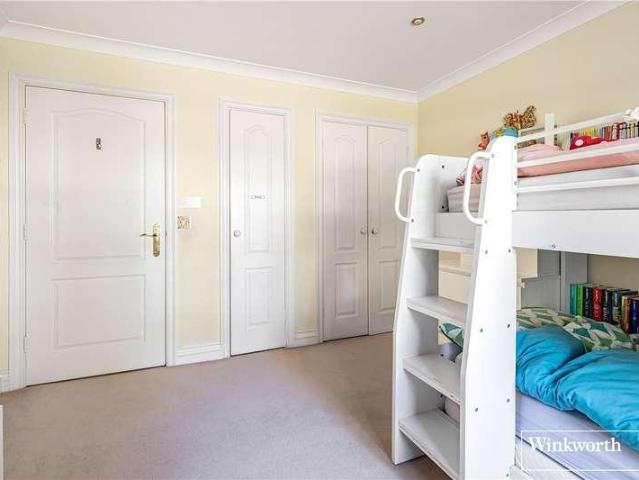 Flat for sale in Sunningdale