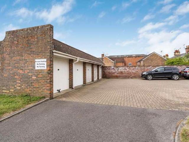 Flat for sale in Fole, Surrey