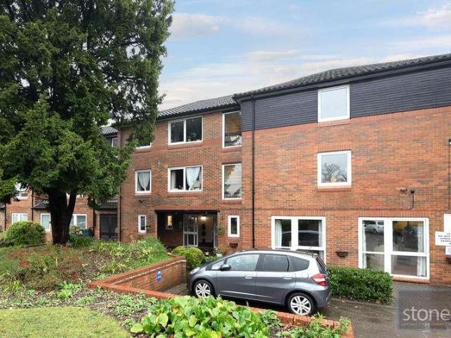 Flat for sale in Bushey, Bushey Heath