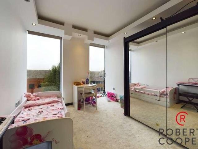 Flat for sale in Wealdstone, Greater London