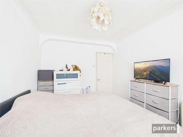 Flat for sale in Whitley Wood, Reading