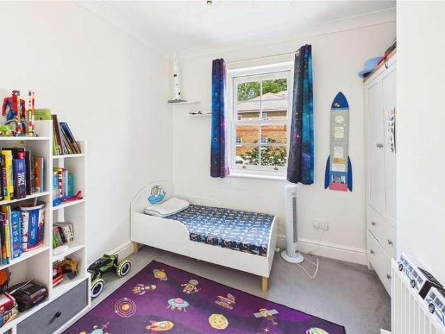 Flat for sale in Old Dean, Heol-las