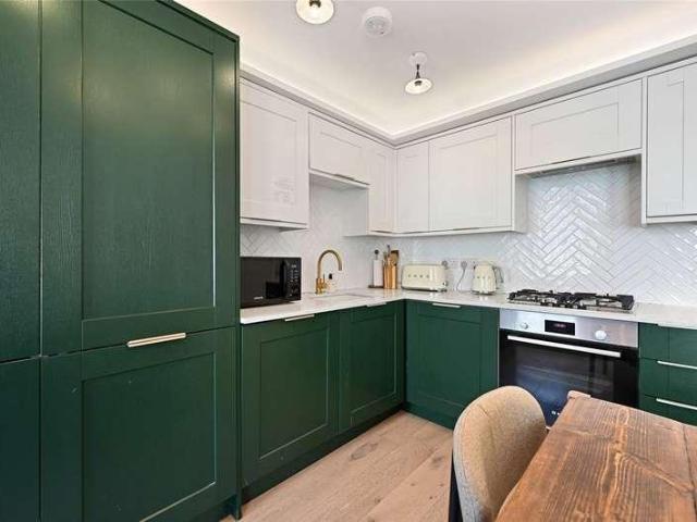 Flat for sale in Shepherd's Bush, Greater London