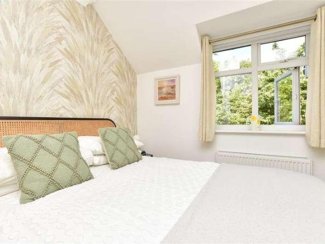 Flat for sale in Rosehill, Greater London