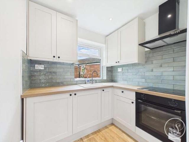 Flat for sale in Roundhay, West Yorkshire