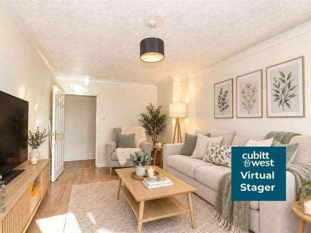 Flat for sale in Pound Hill, Crawley