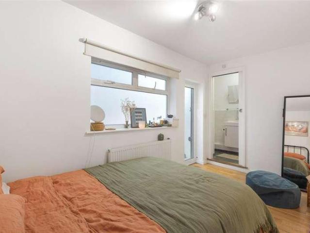 Flat for sale in Elephant and Castle, Greater London