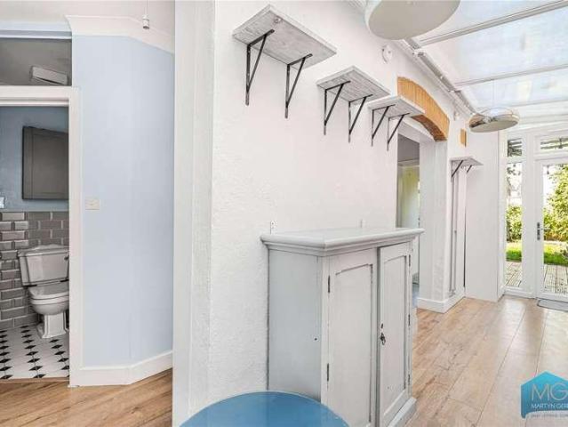 Flat for sale in Finchley, Greater London