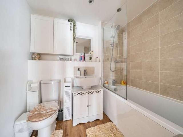 Flat for sale in Dunstable, Bedfordshire