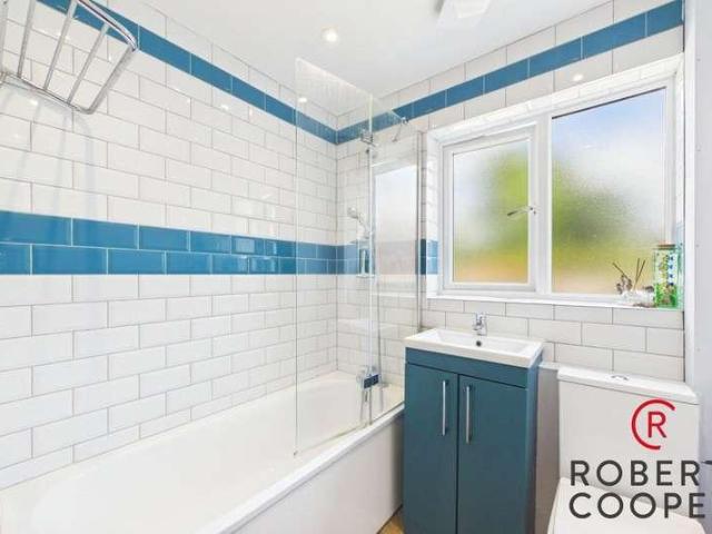 Flat for sale in Pinner, Greater London