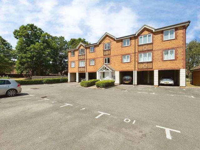 Flat for sale in Fleet, Hart