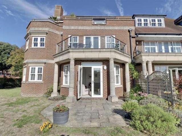 Flat for sale in Anglesey, Gosport