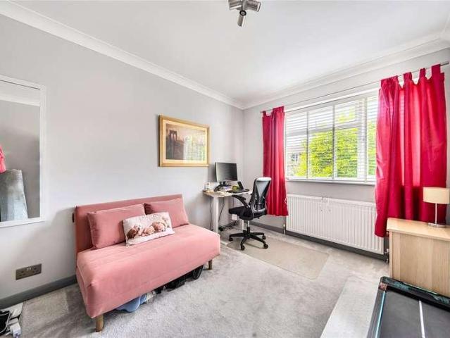 Flat for sale in Surbiton, Greater London