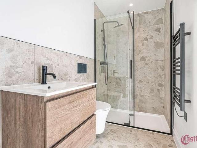 Flat for sale in London Borough of Haringey, Greater London