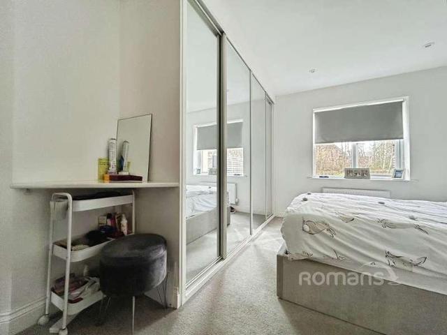 Flat for sale in Elvetham Heath, Hart