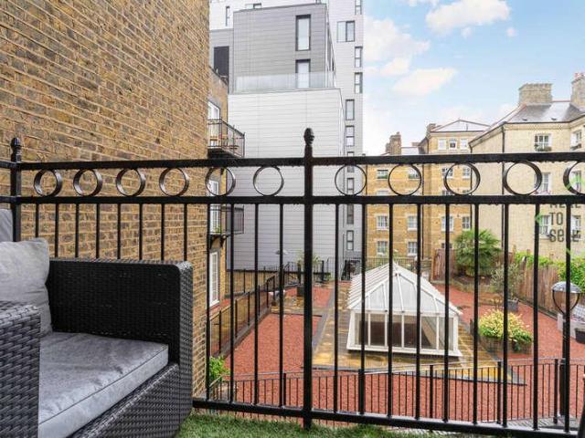 Flat for sale in Tower Liberty, Whitechapel