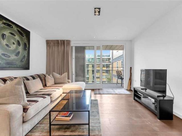 Flat for sale in London Borough of Hackney, Greater London