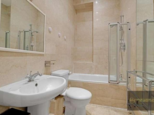Flat for sale in South Kensington, Greater London