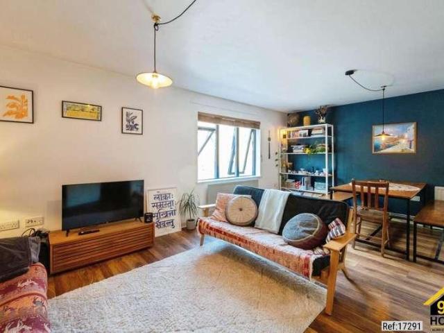 Flat for sale in Stoke Newington, Greater London