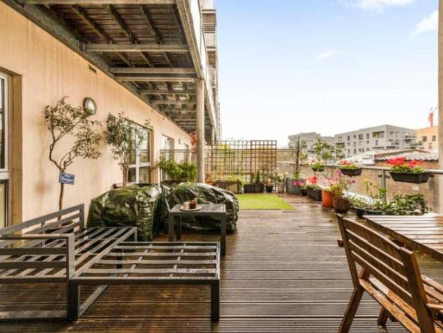 Flat for sale in De Beauvoir Town, Greater London