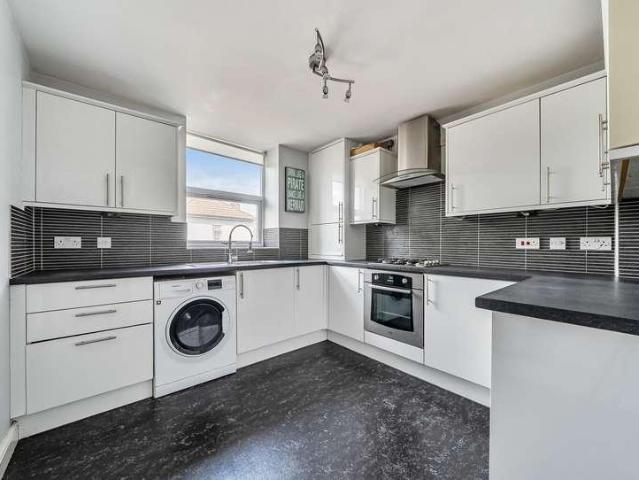 Flat for sale in Kingswood, Cadbury Heath